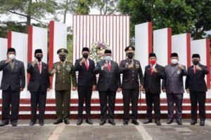 Bupati Kuningan berfoto bersama usai tabur bunga di TMP Haur Duni,, Kuningan.